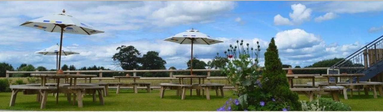 The Queens At Horton Telford Extérieur photo