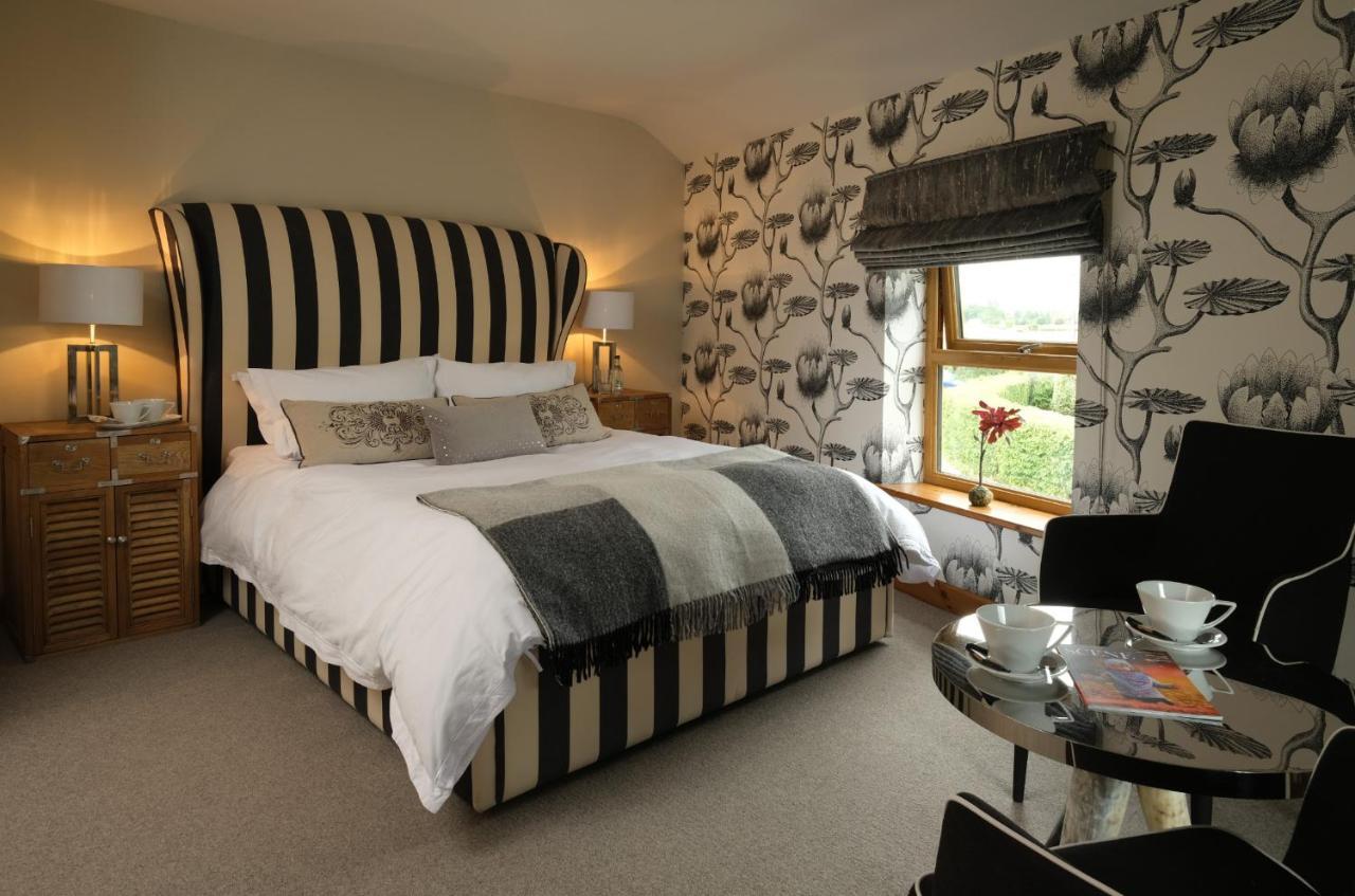 The Queens At Horton Telford Extérieur photo
