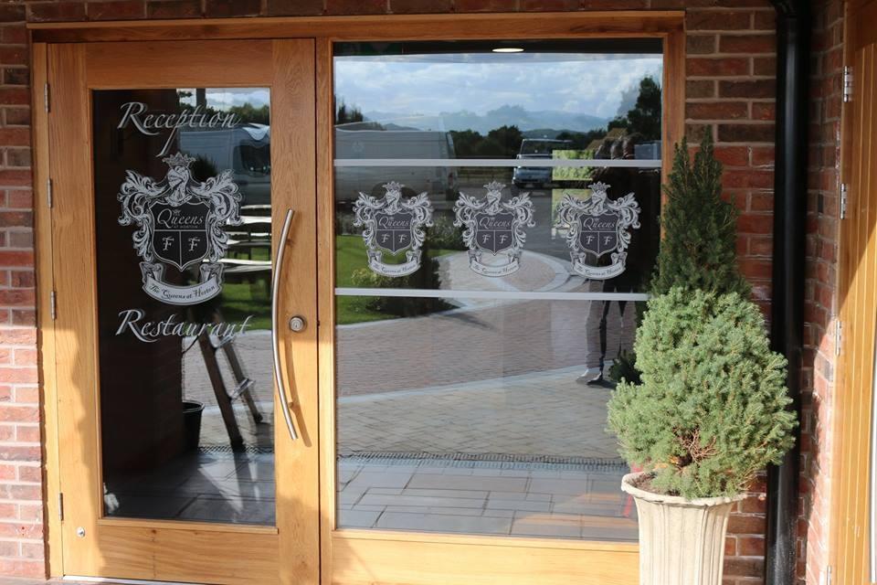 The Queens At Horton Telford Extérieur photo