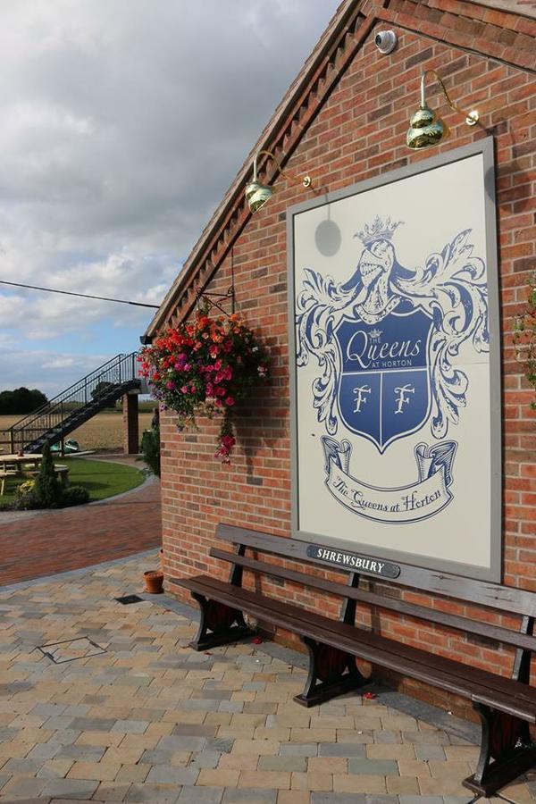 The Queens At Horton Telford Extérieur photo